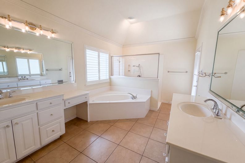 Photo 11 of 22 of 2836 S Lakeview Dr, Cedar Hill, TX