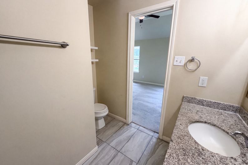 Photo 21 of 28 of 10250 Rolleston Ln, Houston, TX