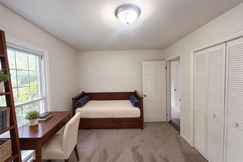 Photo 11 of 15 of 505 Leawood Dr, Greensboro, NC