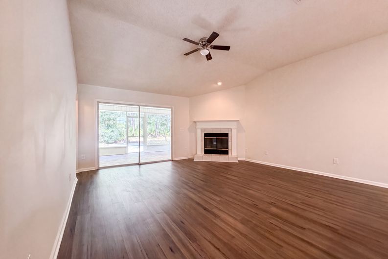 Photo 9 of 23 of 8436 Staplehurst Dr W, Jacksonville, FL