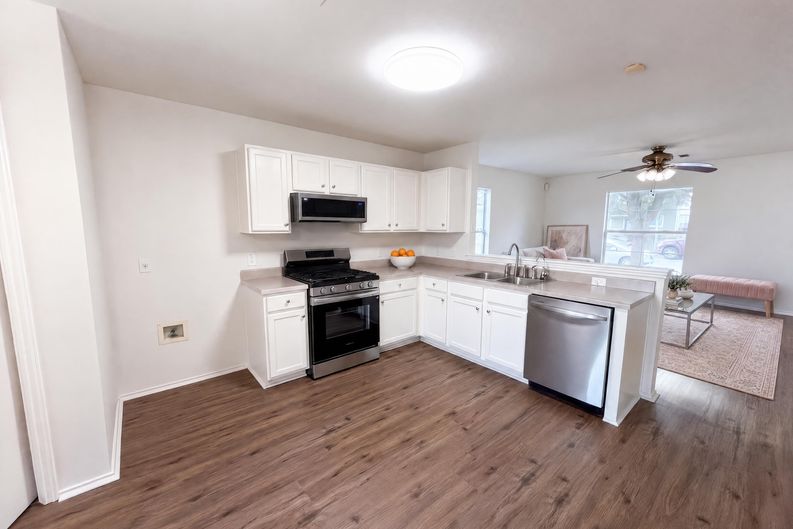 Photo 4 of 29 of 11521 Melstone Dr, Manor, TX