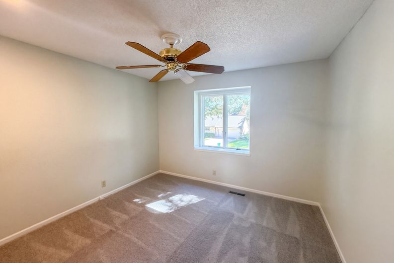 Photo 4 of 47 of 12600 Pawnee Ln, Leawood, KS