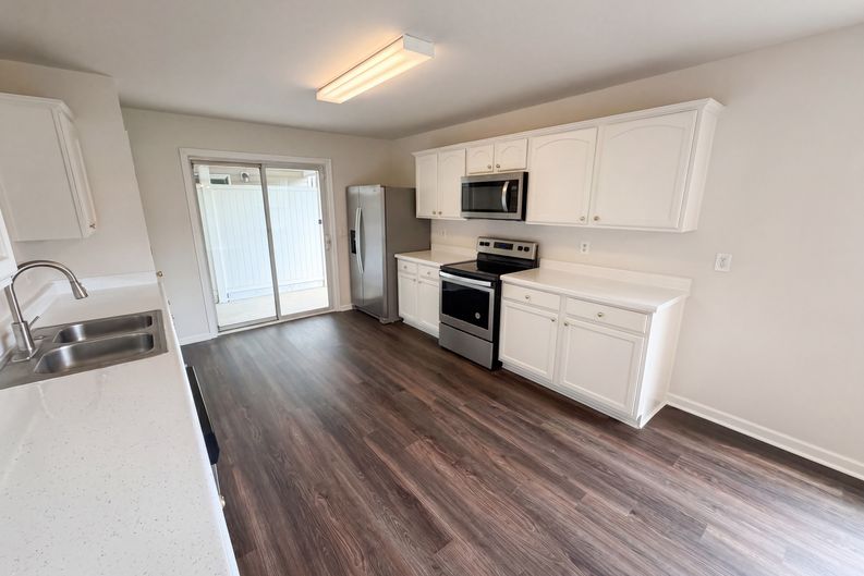 Photo 7 of 21 of 6126 Hickory Lane Dr, Union City, GA
