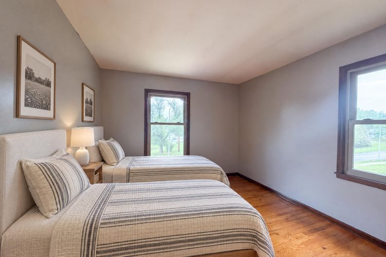 Photo 12 of 27 of 6916 N Overland Dr, Kansas City, MO