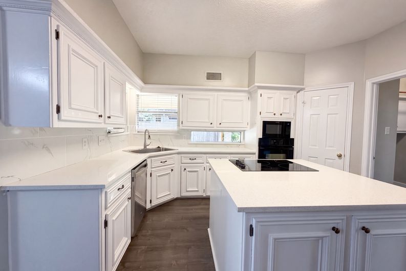 Photo 3 of 28 of 9118 Tepee Trl, Houston, TX