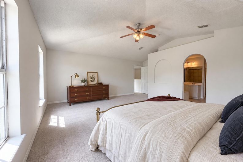 Photo 5 of 26 of 2158 Willesdon Dr W, Jacksonville, FL