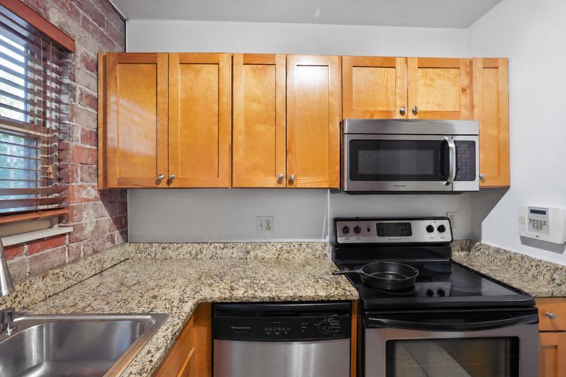 Photo 8 of 17 of 561 Formwalt St SW, Atlanta, GA