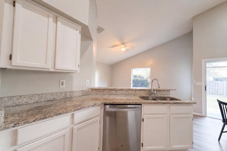 Photo 11 of 41 of 9703 Glenpointe Dr, Riverview, FL