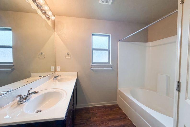 Photo 11 of 16 of 1023 Roanoke Dr, Temple, TX