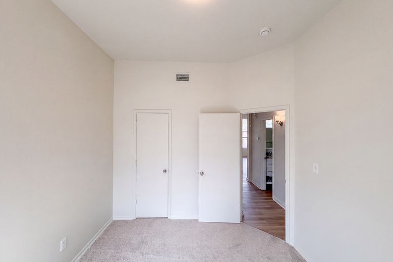 Photo 14 of 20 of 825 Dixon Ln, Denton, TX