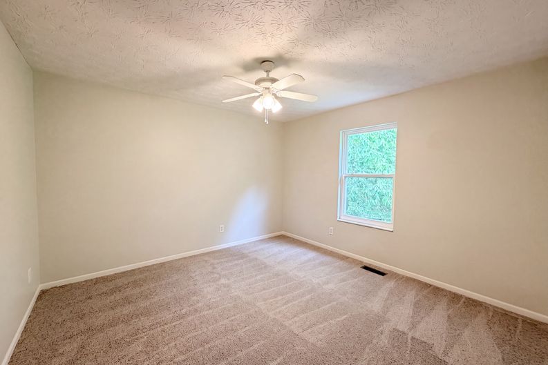 Photo 11 of 25 of 4213 Mallard Dr, Batavia, OH