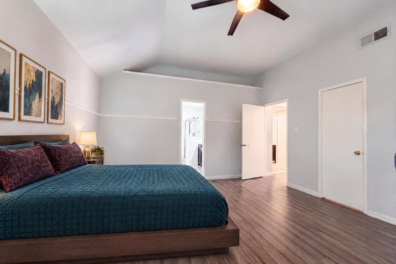 Photo 9 of 19 of 2831 Red Oak Dr, Grand Prairie, TX