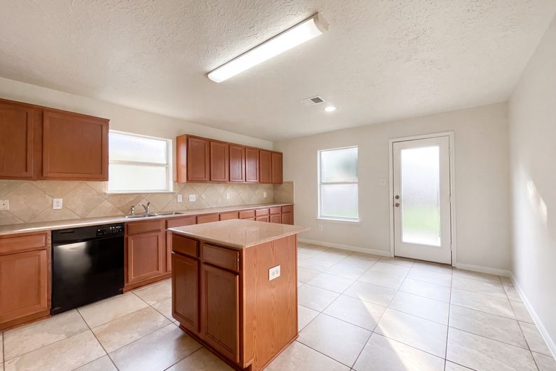Photo 6 of 17 of 3335 Legends Wild Dr, Spring, TX