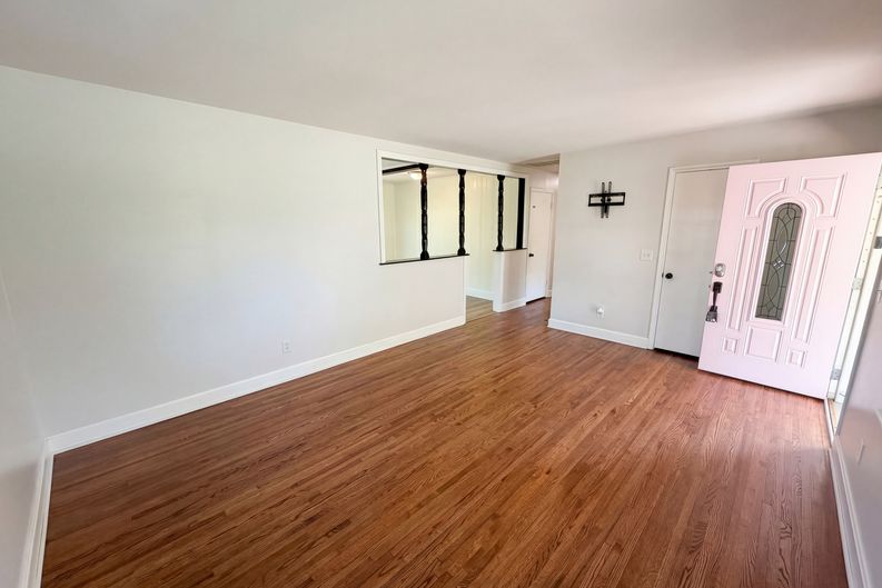 Photo 3 of 24 of 6621 Starcrest Dr, Charlotte, NC