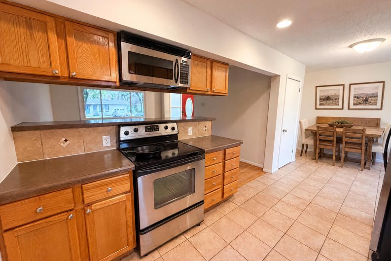 Photo 7 of 22 of 2807 Ohenry Rd, Brooklyn Center, MN