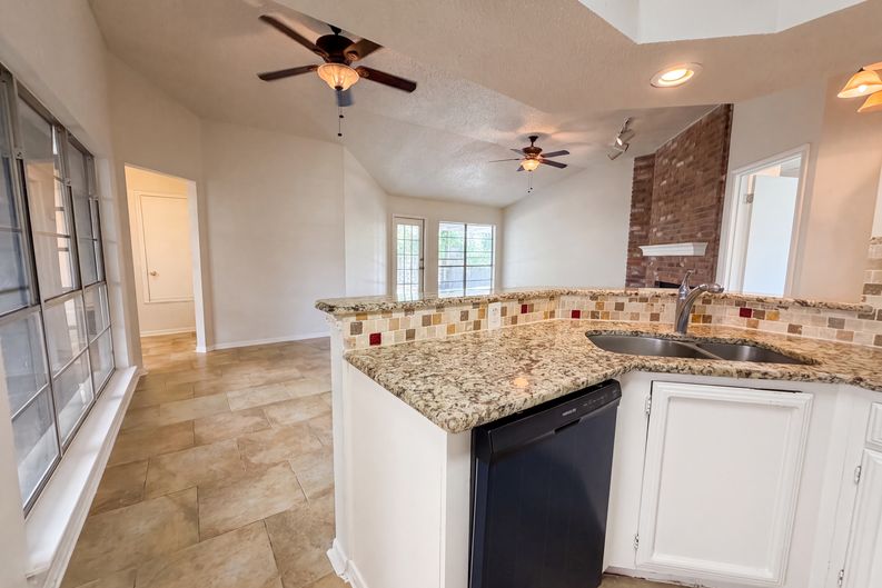 Photo 9 of 16 of 6806 Raintree Frst, San Antonio, TX