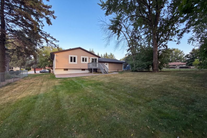 Photo 20 of 23 of 1896 Richal Dr, Woodbury, MN