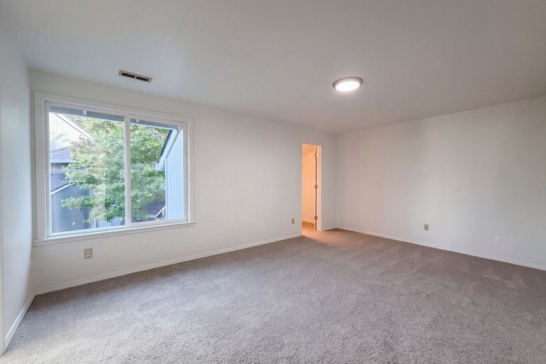 Photo 4 of 23 of 5810 NW Landing Dr, Portland, OR