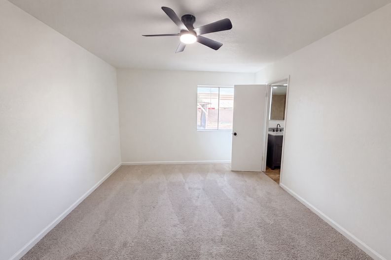 Photo 4 of 26 of 10501 W Loma Ln, Peoria, AZ
