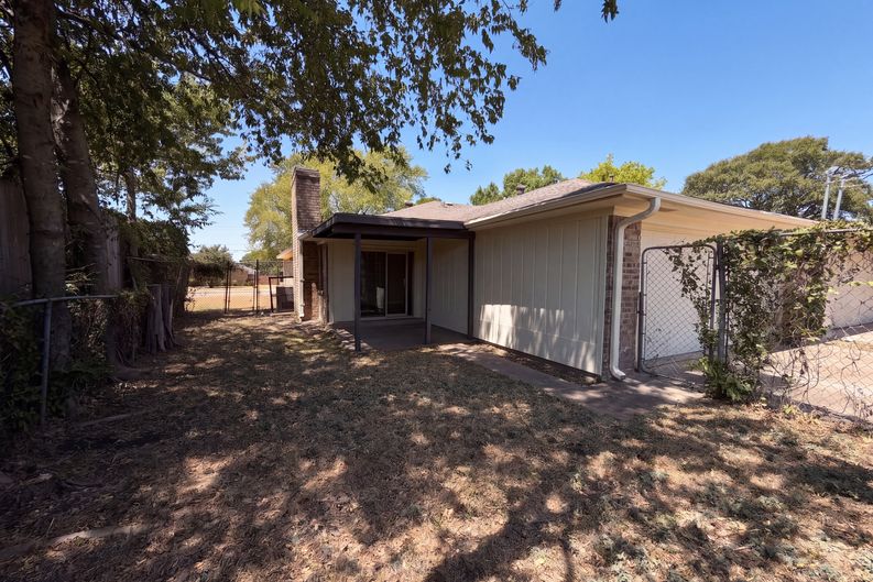 Photo 5 of 18 of 4824 Berridge Ln, Dallas, TX