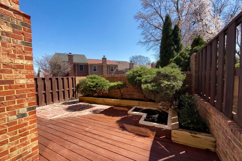 Photo 5 of 23 of 645 N Armistead St, Alexandria, VA