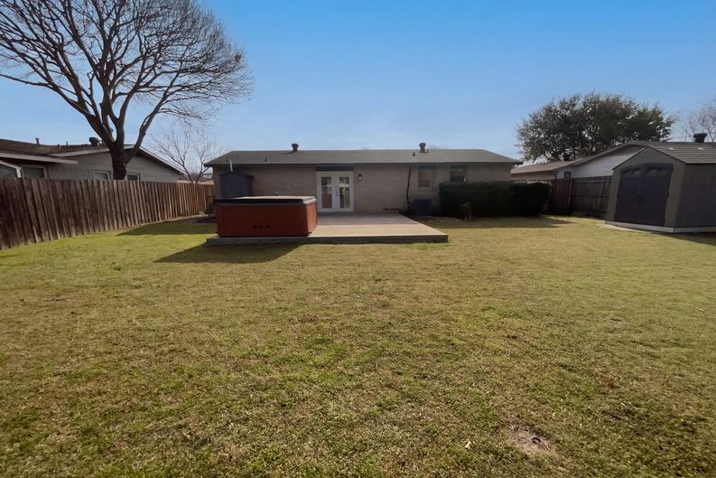 Photo 5 of 17 of 8541 Strathmore Dr, Dallas, TX