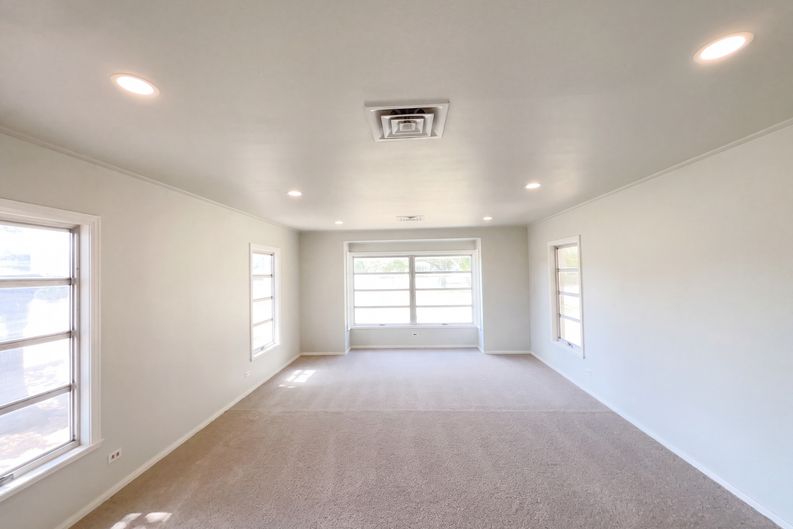 Photo 14 of 26 of 1205 G St, Floresville, TX