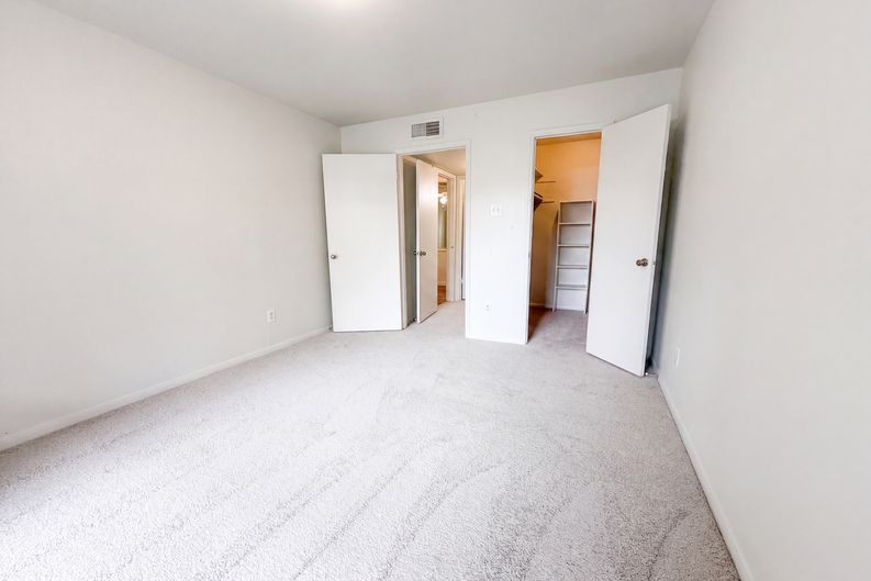 Photo 13 of 16 of 6606 De Moss Dr, Houston, TX