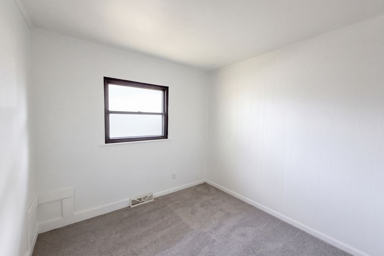 Photo 14 of 24 of 1036 Eastlawn Dr, Whiteland, IN