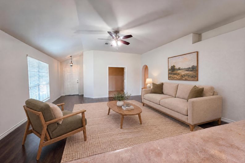 Photo 9 of 21 of 109 Eagle Dr, Luling, TX