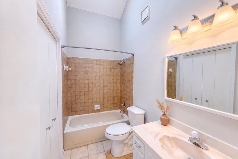 Photo 9 of 19 of 1204 NW Timber Oak Dr, Blue Springs, MO