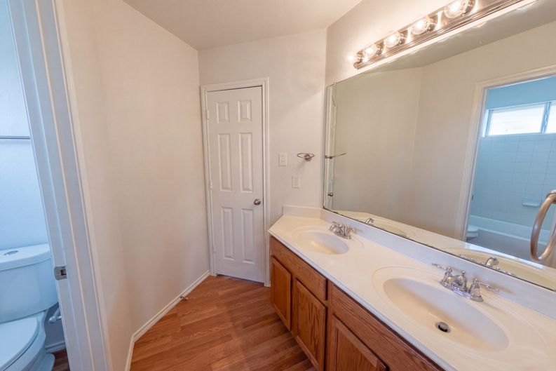 Photo 15 of 31 of 1402 Stone Oak Ct, Cedar Hill, TX
