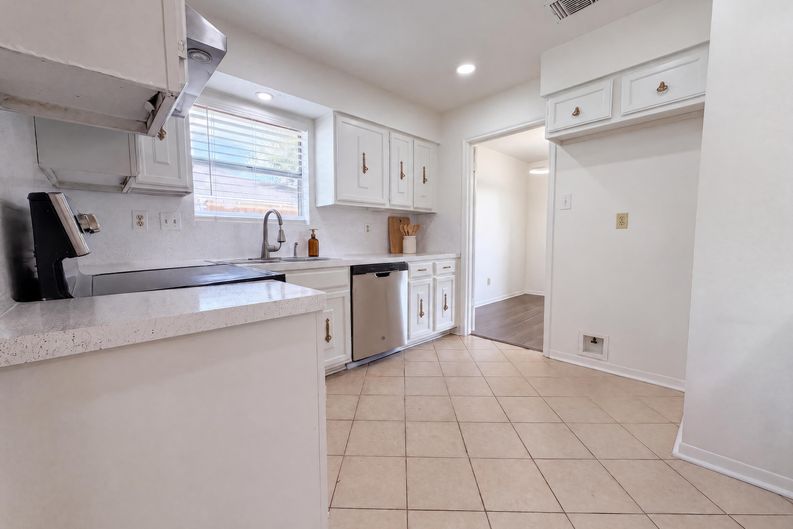 Photo 19 of 21 of 6910 Vialinda Dr, Houston, TX
