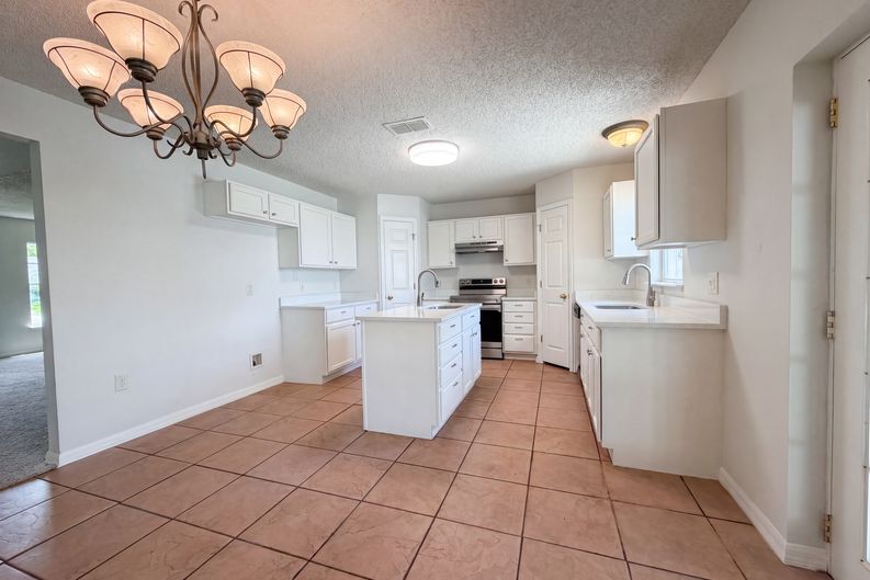 Photo 3 of 26 of 2158 Willesdon Dr W, Jacksonville, FL