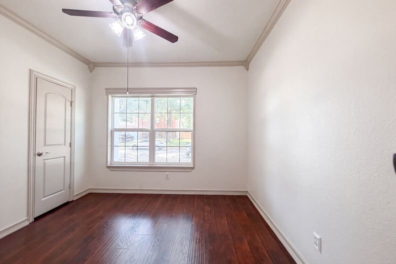 Photo 4 of 22 of 6315 Meadow Glen Dr, Arlington, TX