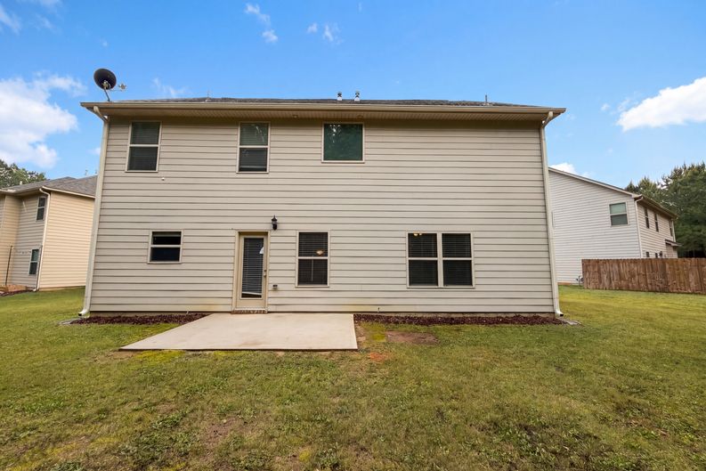 Photo 5 of 19 of 2627 Glenbrook Ln, Conyers, GA