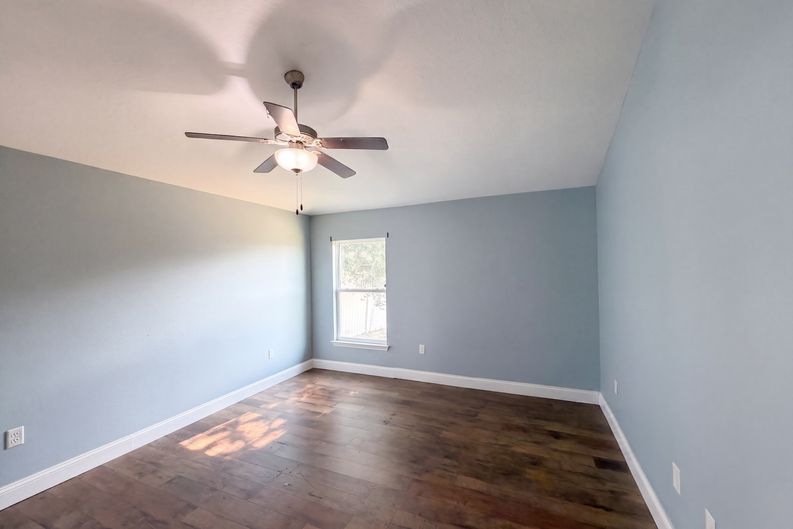 Photo 19 of 26 of 1229 Longville Cir, Tavares, FL