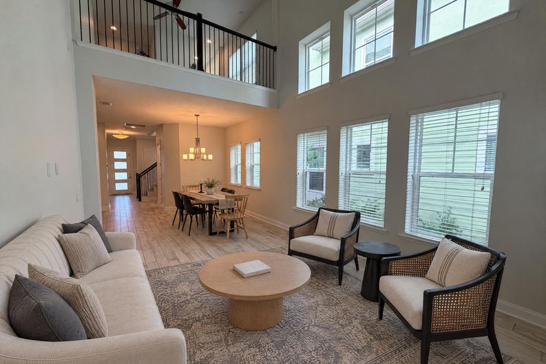 Photo 3 of 32 of 7797 Laureate Blvd, Orlando, FL