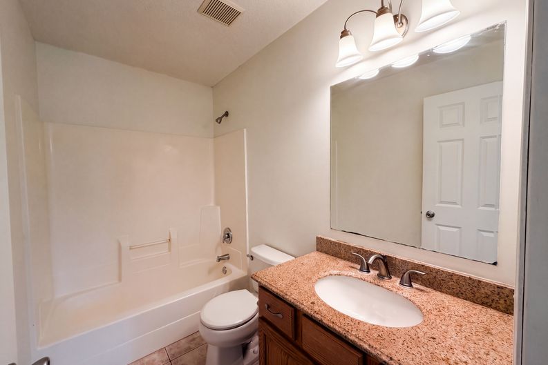 Photo 11 of 20 of 7476 Hampton Ln, Shakopee, MN