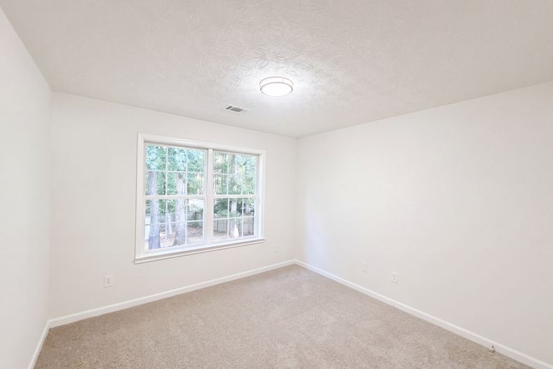Photo 12 of 27 of 1412 White Oak Trce, Loganville, GA
