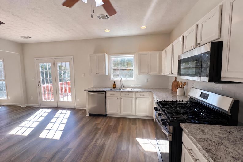 Photo 9 of 53 of 6730 Island Pointe Dr, Buford, GA
