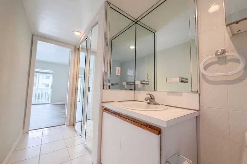 Photo 11 of 17 of 200 Galen Dr, Key Biscayne, FL