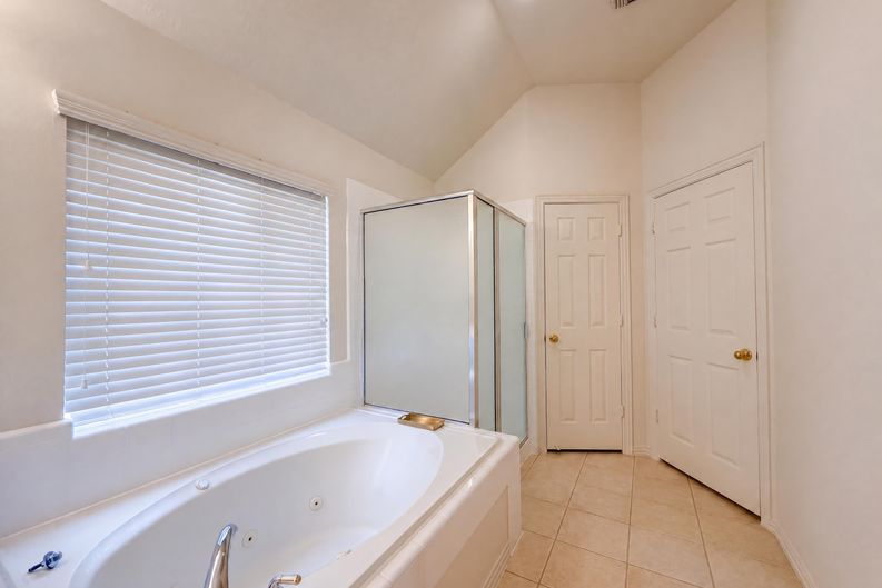 Photo 17 of 24 of 5307 Chatham Hill Ln, Houston, TX