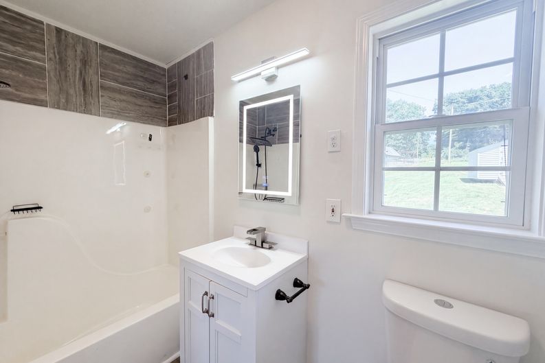 Photo 6 of 16 of 1011 Meagan Ct, Bessemer City, NC