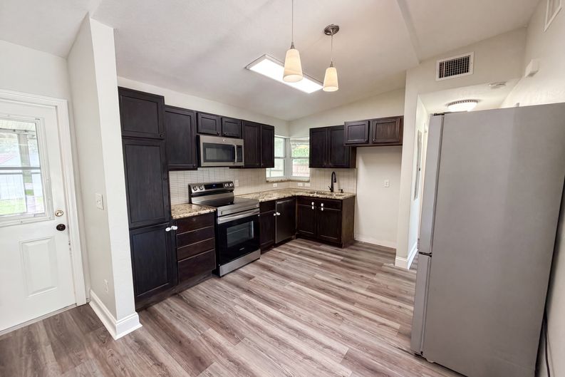 Photo 6 of 21 of 1502 Daroca Dr, Deltona, FL