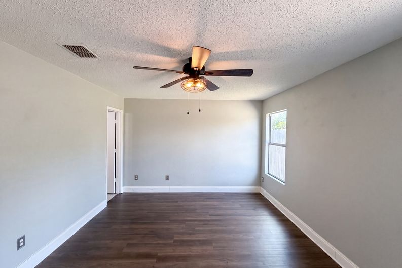 Photo 11 of 17 of 5244 New Castleton Ln, Fort Worth, TX
