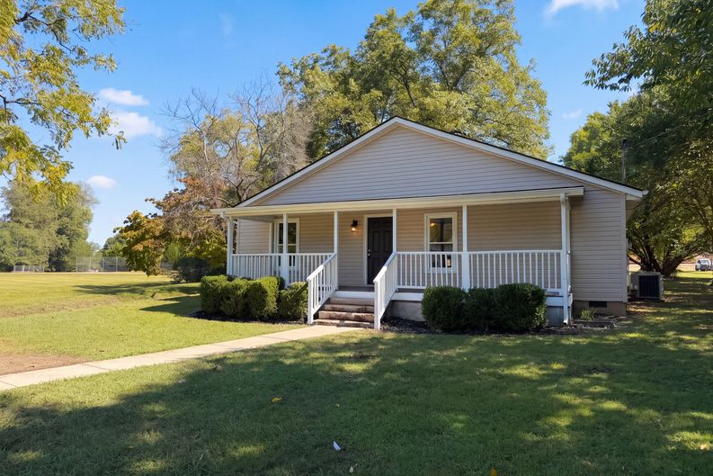 Photo 6 of 26 of 232 N River St, Mount Holly, NC