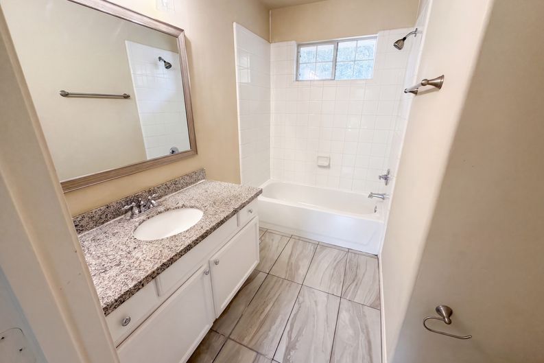 Photo 20 of 28 of 10250 Rolleston Ln, Houston, TX