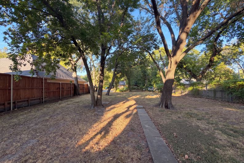 Photo 5 of 14 of 712 S Crockett St, Sherman, TX