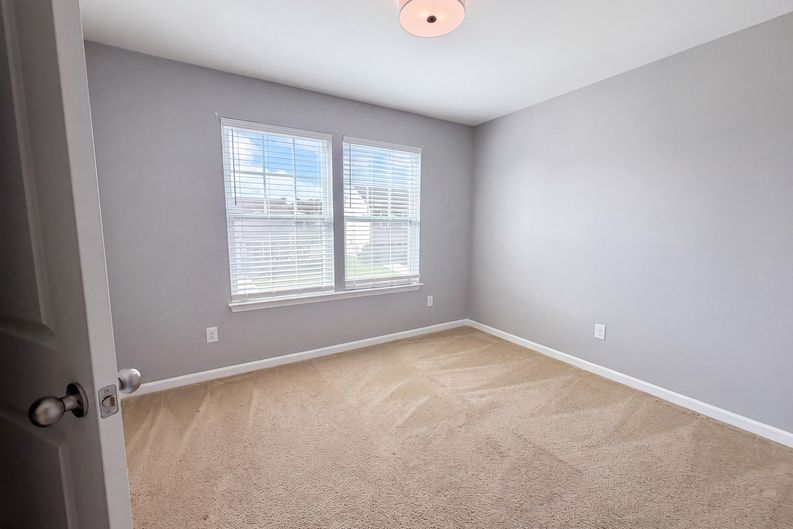 Photo 13 of 19 of 2618 Courtland Dr, Clover, SC